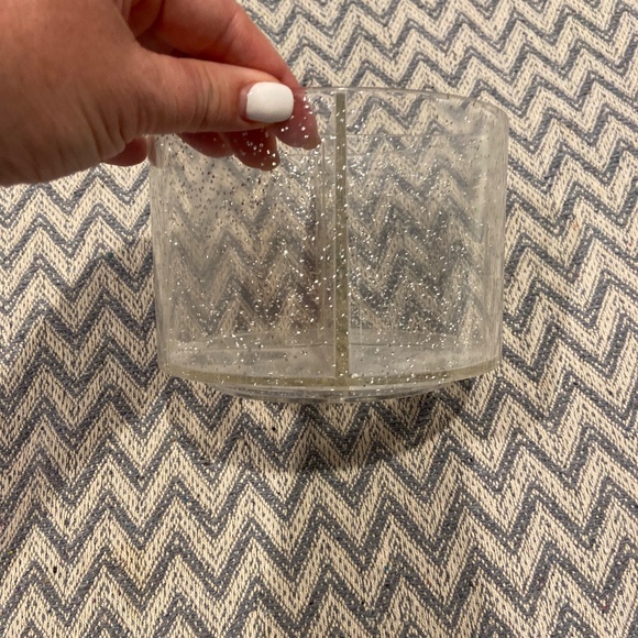 Clear Acrylic Round Organizer with 4 Compartments – Glitter Detail – 6"x4" - Picture 3 of 7